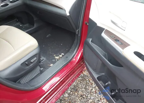 2021 Toyota Sienna Xle z USA, uszkodzony, nr VIN 5TDJSKFCXMS014664